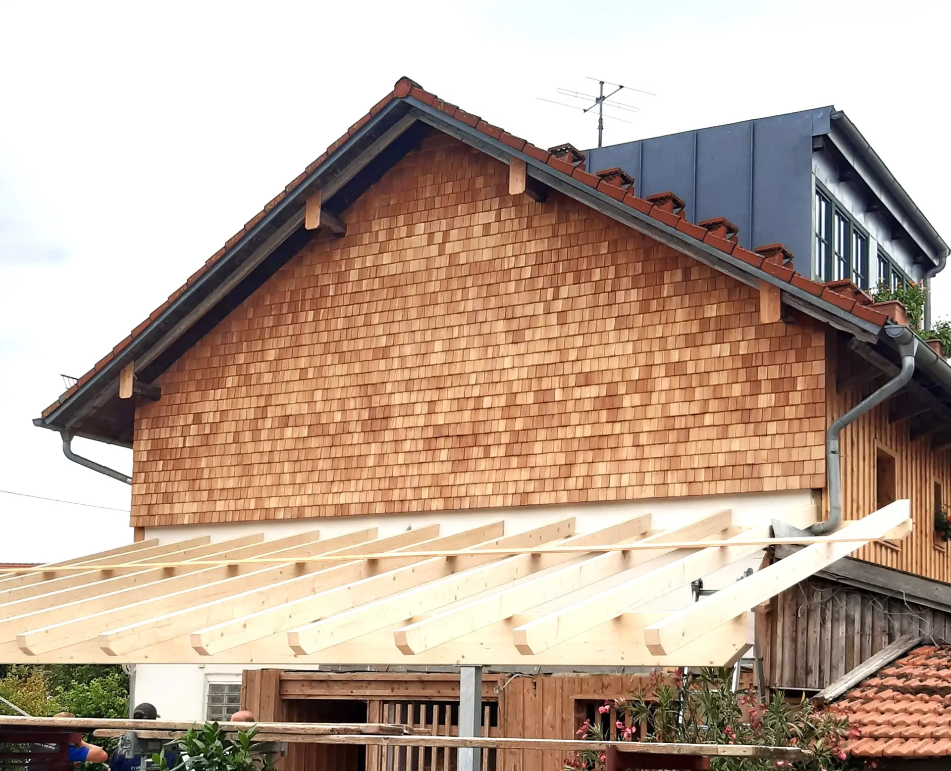 Holzhaus mit Holzdach